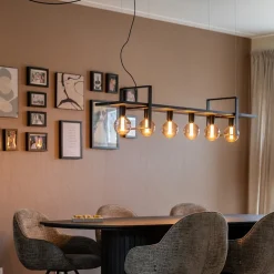 Grote hanglamp zwart frame met houten planken><noscript><img width=