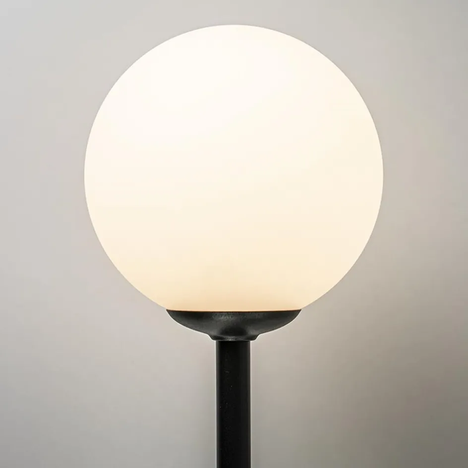 Grote wandlamp mat zwart met witte glazen bol>Straluma Online