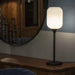 Hoge tafellamp zwart met wit glazen kap><noscript><img width=