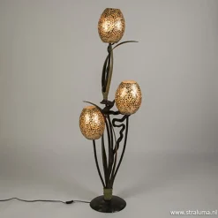 Houten vloerlamp met kelk van schelpen>Straluma Online