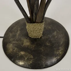 Houten vloerlamp met kelk van schelpen><noscript><img width=