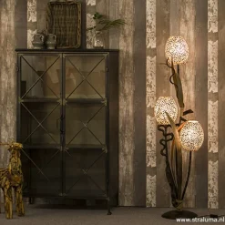 Houten vloerlamp met kelk van schelpen><noscript><img width=