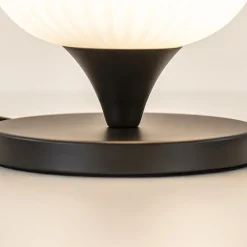 Mat witte tafellamp met zwarte voet><noscript><img width=