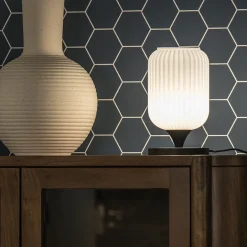 Mat witte tafellamp met zwarte voet><noscript><img width=