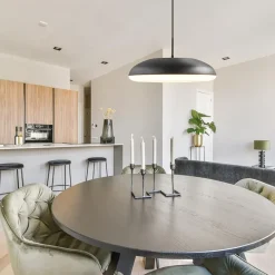 Mat zwarte hanglamp koepel met witte kap><noscript><img width=