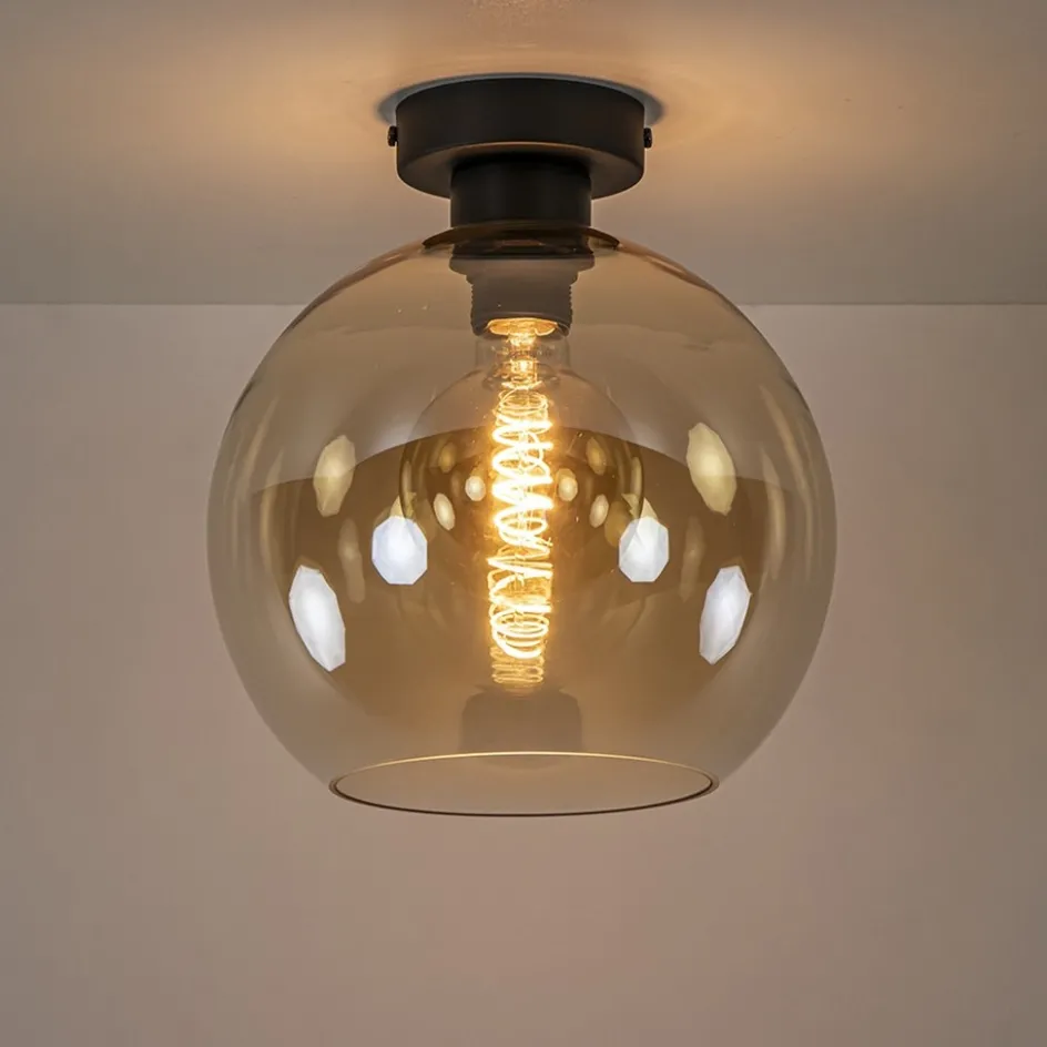 Mat zwarte plafondlamp met amber glazen bol>Straluma Online