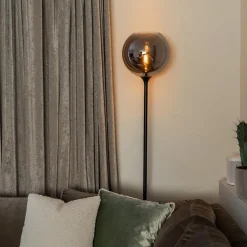 Mat zwarte vloerlamp met smoke/titanium glazen kap><noscript><img width=