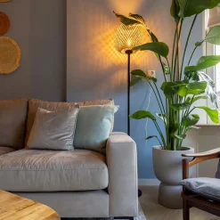 Mat zwarte vloerlamp met bamboe kap><noscript><img width=