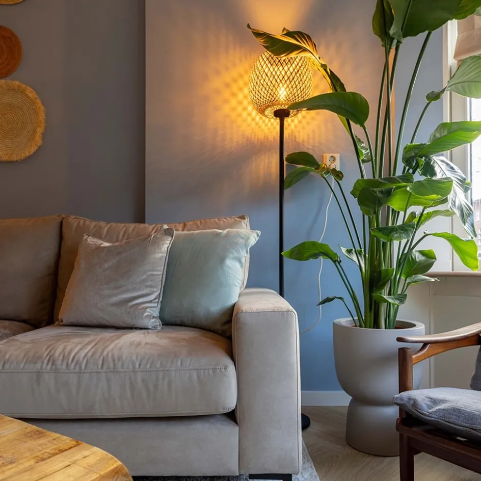 Mat zwarte vloerlamp met bamboe kap>Straluma Outlet