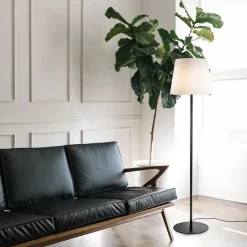 Mat zwarte vloerlamp met opaal glazen kap><noscript><img width=