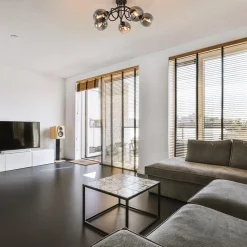 Sierlijke plafondlamp zwart met smoke glazen bollen><noscript><img width=