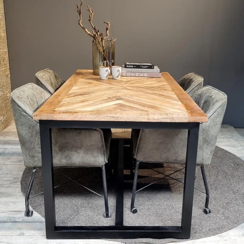Stoere eettafel mangohout met visgraat en zwarte poot>Straluma Hot