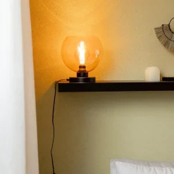 Strak klassieke tafellamp zwart met amber glas><noscript><img width=