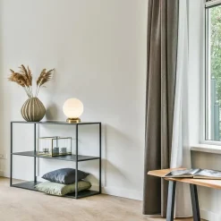 Strak klassieke tafellamp witte glazen bol met goud><noscript><img width=