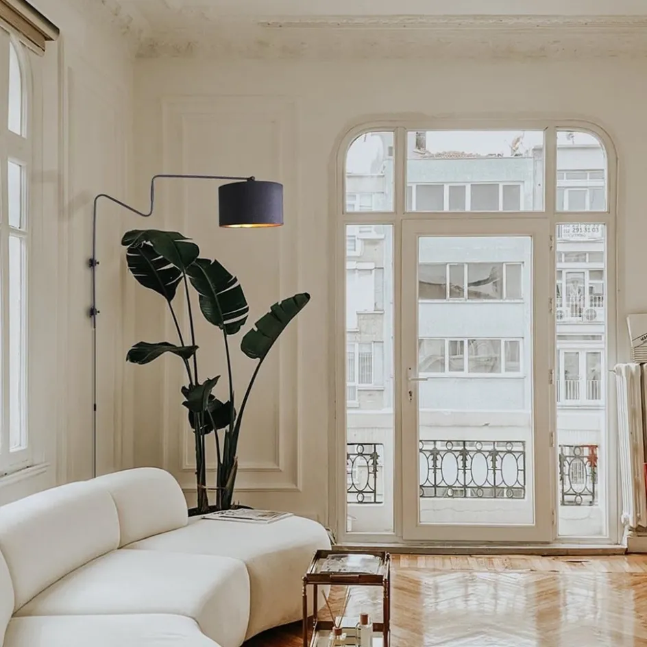 Verstelbare wandlamp met zwart/gouden kap>Straluma Outlet